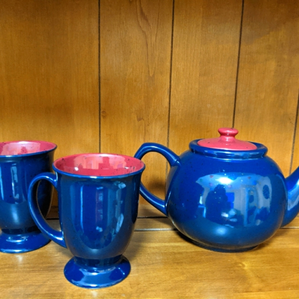 Crown Stoneware Teapot With Two Mugs